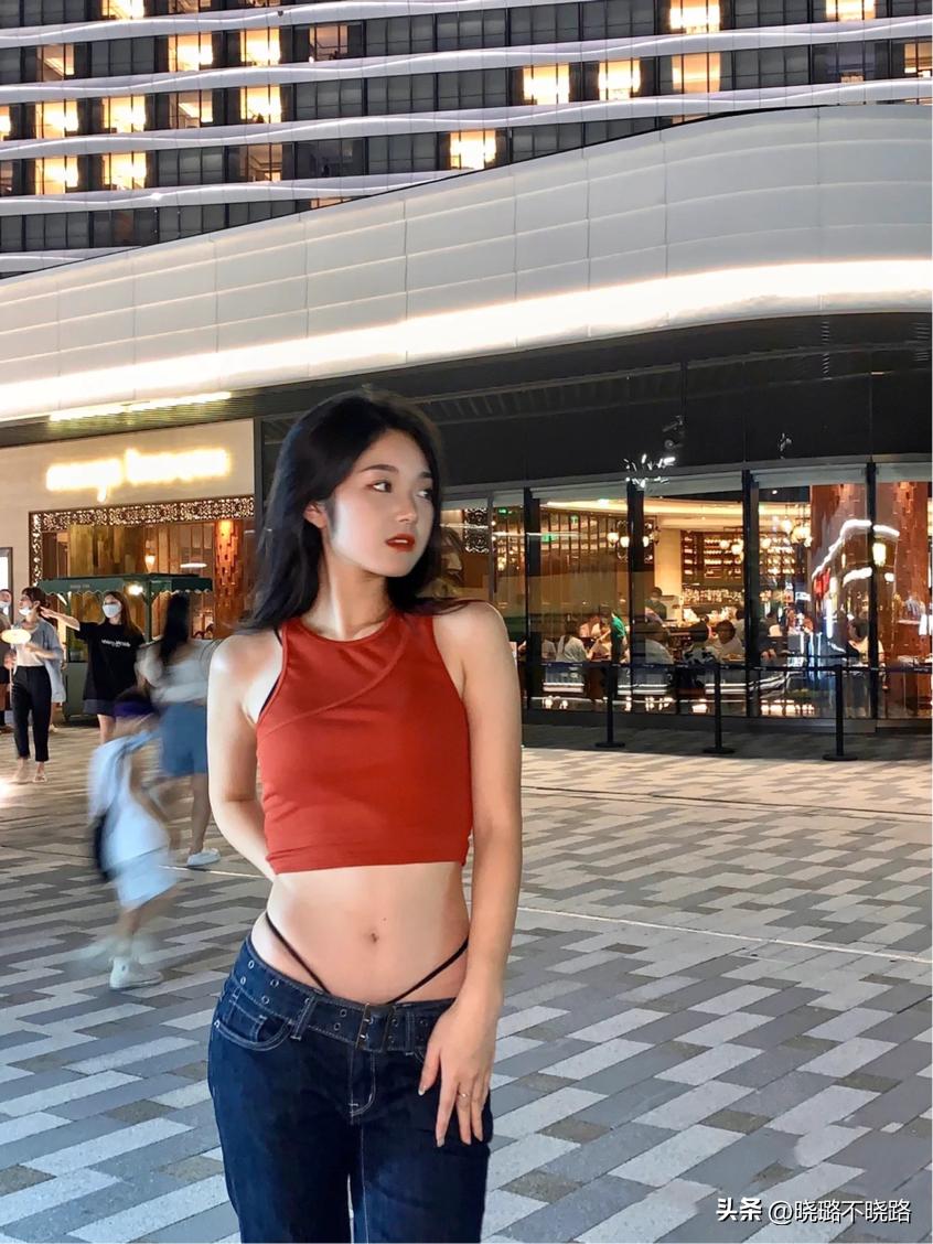 最新低腰裤美女图片